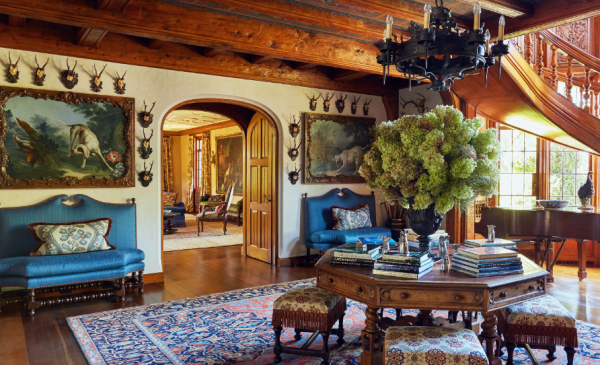 Desain rumah dengan pintu masuk yang megah, didekorasi dengan detail ornamen yang indah